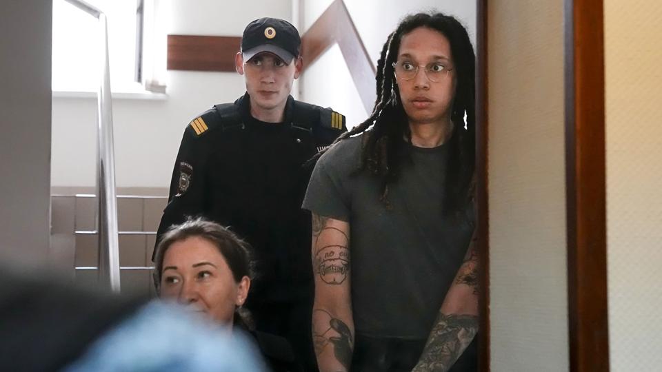 Brittney Griner eskorteres på billedet til en høring i retten mandag, hvor hendes varetægtsfængsling i Rusland blev forlænget med et halvt år. <i>Alexander Zemlianichenko/Ritzau Scanpix</i>