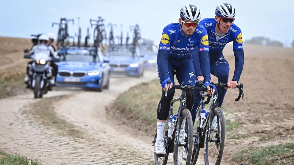 Kasper Asgreen (tv.) får ikke sin belgiske holdkammerat Tim Declercq (th.) med til årets Tour de France. Declercq er testet positiv for coronavirus. (Arkivfoto) <i>David Stockman/Ritzau Scanpix</i>