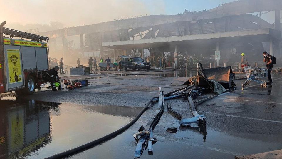Store flammer og røg steg mandag op fra shoppingcenteret i Krementjuk. Centeret blev ifølge Ukraine ramt af russiske missiler. <i>State Emergency Service Of Ukrai/Reuters</i>