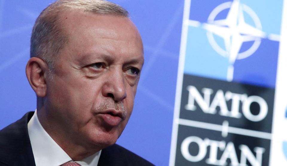Tyrkiets præsident Erdogan kræver konkrete resultater frem for "tomme ord", hvis Finland og Sverige skal optages i Nato. Det siger han før afrejsen til Nato-topmødet i Madrid tirsdag til torsdag (Arkivfoto). <i>Yves Herman/Reuters</i>