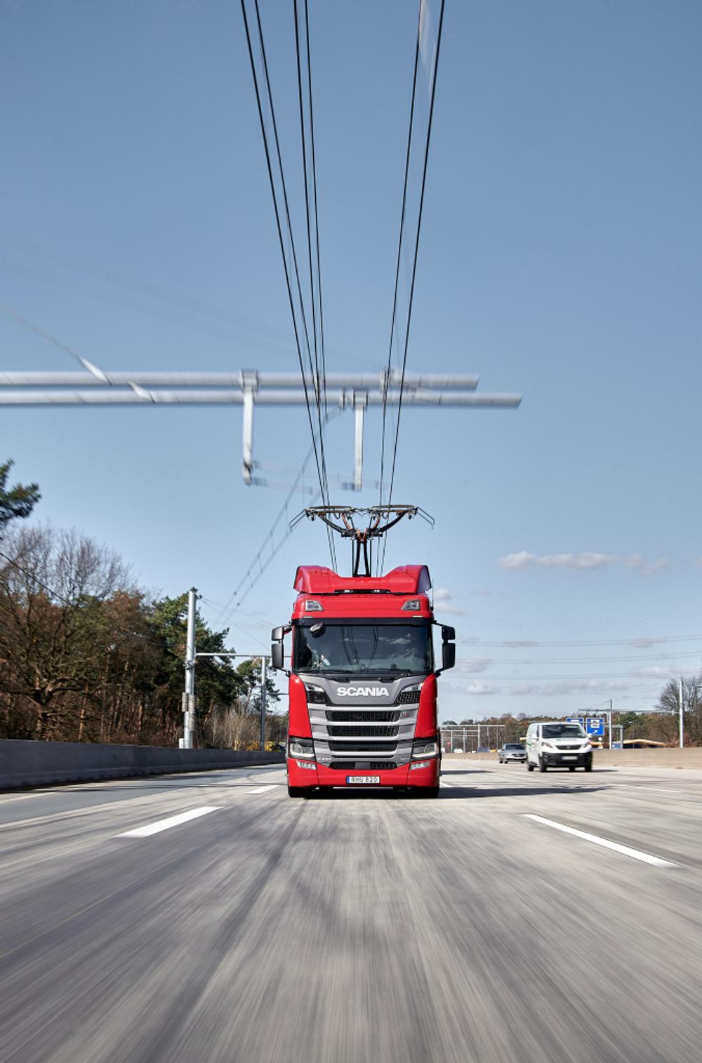 Scania R 450 4x2 men pantograph kører forsøg i Frankfurt, Tyskland. Scania R 450 4x2 men pantograph kører forsøg i Frankfurt, Tyskland.