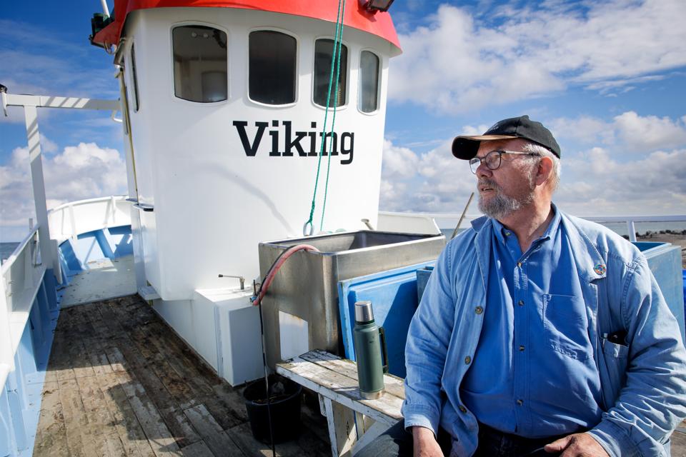 Jens Utoft, sekretær i Vorupør Havbåde, om bord på "Viking T 268". Båden blev bygget i Vorupør i 1967, men er siden ombygget med bl. a. et nyt styrehus.