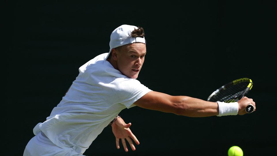 Tennisspiller Holger Rune må forlade Wimbledon efter blot én kamp, da amerikanske Marcos Giron tirsdag eftermiddag slog danskeren i tre sæt. <i>Paul Childs/Reuters</i>