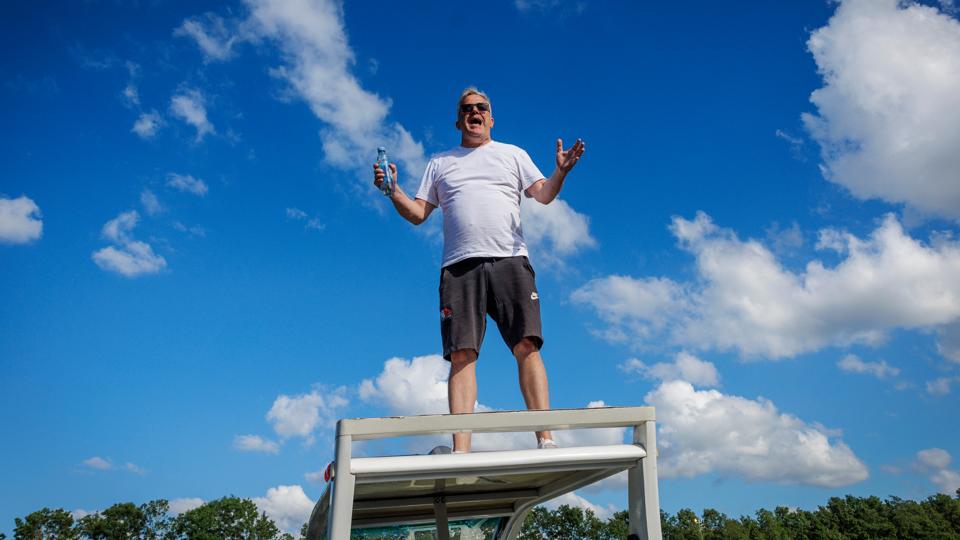 Festivalleder Peter Møller Madsen kunne tirsdag aften endelig byde velkommen til dette års Nibe Festival. På slaget 18 holdt han en ultrakort velkomsttale, hvorefter Camp Øst blev åbnet op for de festivalhungrende. <i>Foto: Martin Damgård</i>