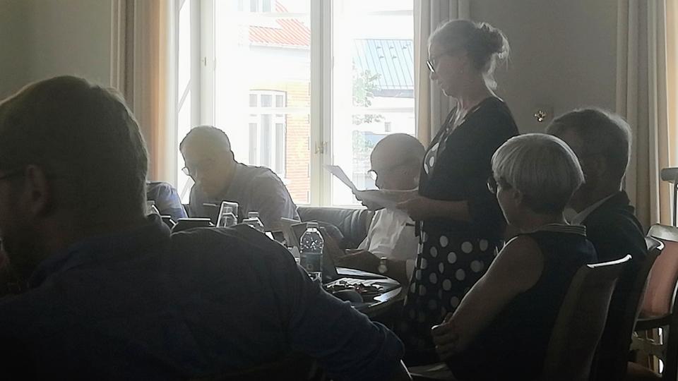Jette Jepsen fik for første gang en samlet kommunalbestyrelse med på et forslag fra hende. Her fremsætter hun det. <i>Foto: Carsten Tolbøll</i>