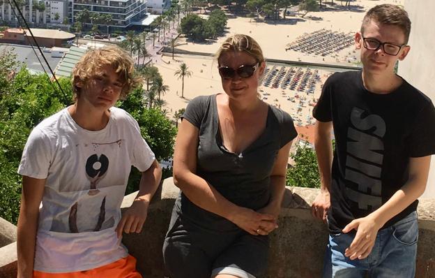 Olivers bror Christoffer (tv.) fyldte 20 år, 10 dage efter Oliver forsvandt. De to brødre var aldersmæssigt pseudotvillinger - og var tæt forbundne. <i>Privatfoto</i>