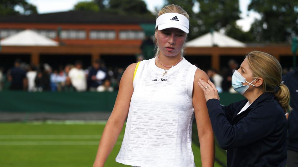 Clara Tauson modtog mandag behandling under sin første kamp ved årets Wimbledon, som hun senere måtte trække sig fra. <i>Neil Hall/Ritzau Scanpix</i>