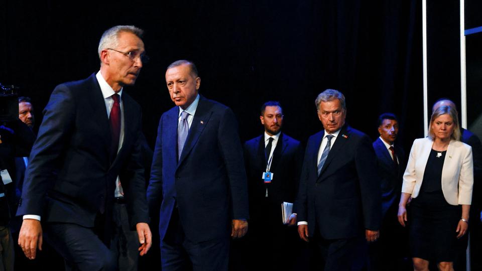 Tyrkiets præsident, Recep Tayyip Erdogan, Finlands præsident, Sauli Niinistö, og Sveriges statsminister samt Natos generalsekretær, Jens Stoltenberg, efter et banebrydende møde i Madrid tirsdag åbnede op for, at Finland og Sverige kan optages i den vestlige alliance. <i>Yves Herman/Reuters</i>