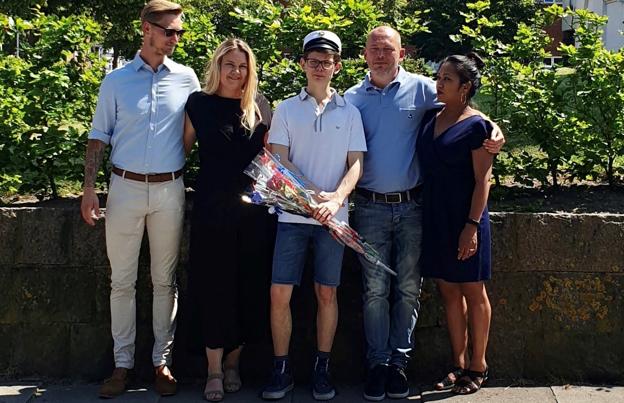 Bente står imellem sin kæreste Nicklas og Oliver, som på den anden side har sin far Mikkel og hans kone Prem. Fotoet er fra, da Oliver blev student. Senere rejste han til Aalborg for at læse på Aalborg Universitet. <i>Privatfoto</i>