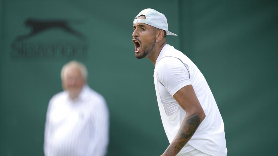 Nick Kyrgios sejrede over Paul Jubb i første runde af Wimbledon. Han var dog hverken tilfreds med publikum eller linjedommeren. <i>Kirsty Wigglesworth/Ritzau Scanpix</i>