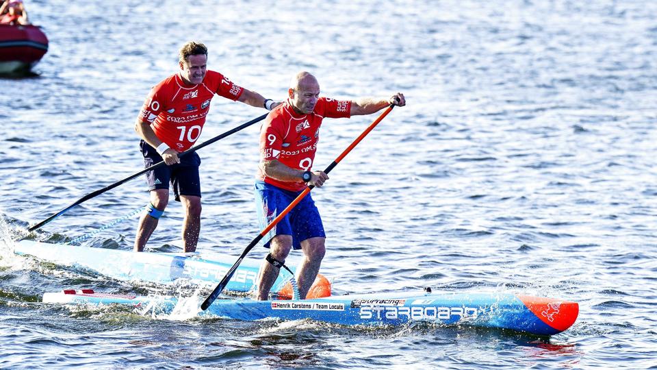 Disse mænd, der deltog i weekendens DM i SUP ved Aalborg, har styr på både board og sikkerhed, men mange kaster sig ud i sportsgrenen uden større forberedelser, og det kan være farligt. <i>Henning Bagger/Ritzau Scanpix</i>