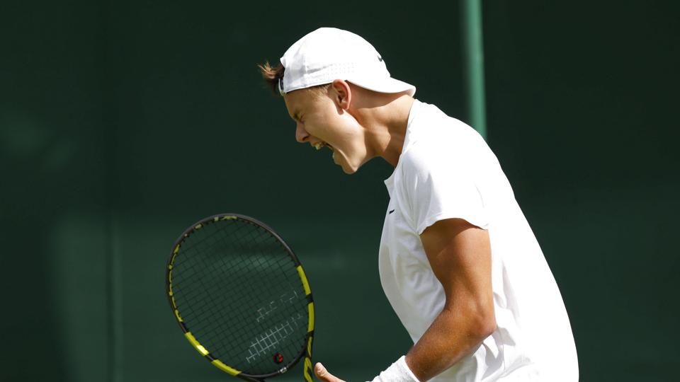 Holger kæmpede forgæves på Wimbledons anlæg tirsdag. <i>Tolga Akmen/Ritzau Scanpix</i>
