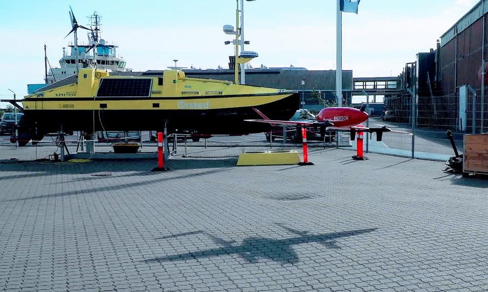Drone parat til at flyve fra Grenaa Havn til Anholt Havmøllepark. Juni 2022. DSV / Ørsted Drone parat til at flyve fra Grenaa Havn til Anholt Havmøllepark. Juni 2022. DSV / Ørsted