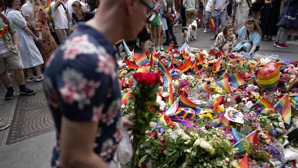 En mand lægger blomster ved det sted i det centrale Oslo, hvor to mennesker blev dræbt og 21 såret natten til lørdag. Politiet arbejder med flere hypoteser om, hvad motivet bag masseskyderiet var - herunder hadforbrydelse, idet gerningsmanden skød mod en kendt bar for homoseksuelle. <i>9200 Bjrn Larsson Rosvall/Tt/Ritzau Scanpix</i>
