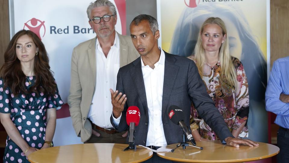 Justitsministeren præsenterer aftale om initiativer mod digitale krænkelser sammen med forligspartierne på et pressemøde i hos Red Barnet i København. <i>Keld Navntoft/Ritzau Scanpix</i>