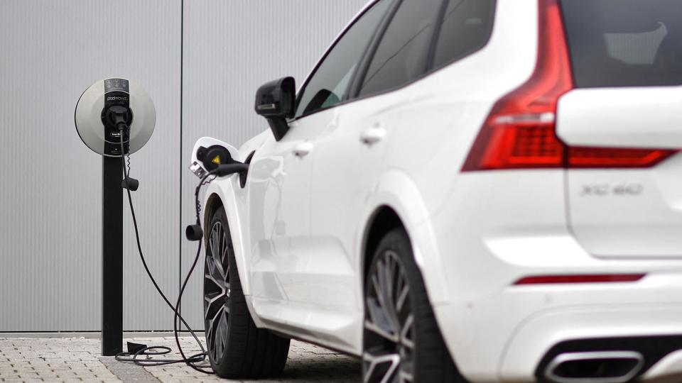 En Volvo XC60 plug-in-hybrid bil er ved at lade op. Et politisk flertal vil gøre det en smule dyrere at have en plug-in-hybridbil som firmabil, mens det bliver lidt billigere at have en elfirmabil. <i>Ben Stansall/Ritzau Scanpix</i>