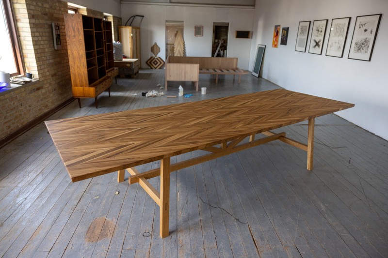 Klaus laver bæredygtige møbler af Snart du få et spisebord lavet af det gamle halgulv i Vestbjerg | Aalborg:nu