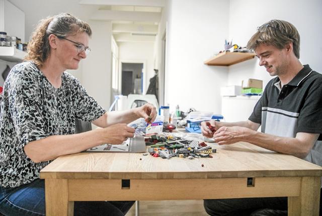 Maj-Brit og Lars Jakobsen er bidt af et galt stykke legetøj. Selv friiden går med at bygge Lego og med at nørde med nye produkter. Foto: Allan Mortensen