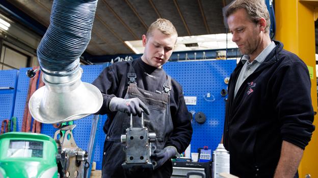 Mikkel Lynge fra Overlade har det fint som kjensmedelærling hos Versalift. <i>Foto: Bo Lehm</i>