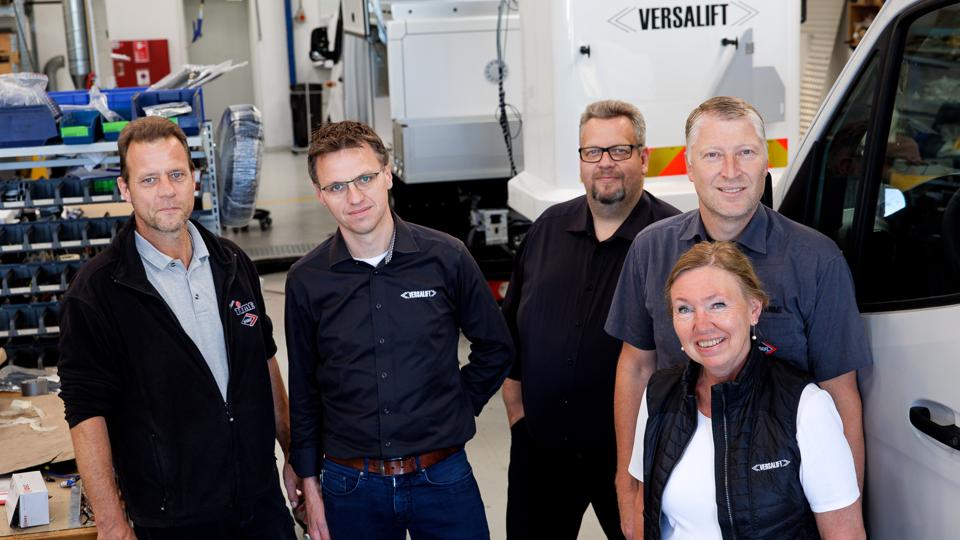 Hvor er de næste lærlinge? Chefgruppen på Versalift savner at få nye kræfter ind at lære fag som klejnsmed, logistik og lager. Yderst til højre marketingschef Anita Klitgaard, derefter mod venstre produktionschef Preben Kristensen, den nye administrerende direktør Martin Lybæk Christiansen. <i>Foto: Bo Lehm</i>