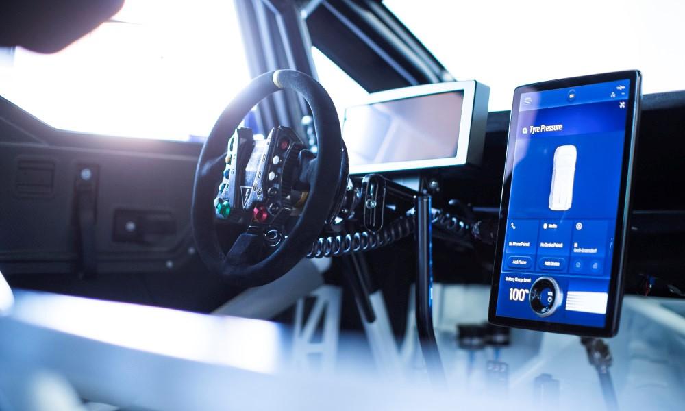 Som de fleste helt moderne racerbiler - for det er jo netop, hvad Ford SuperVan er - masser af skærme i kabinen. Foto: Ford. Som de fleste helt moderne racerbiler - for det er jo netop, hvad Ford SuperVan er - masser af skærme i kabinen. Foto: Ford.