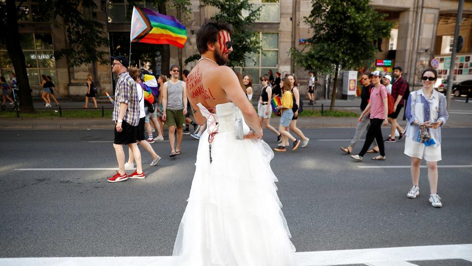 En aktivist ses under en demonstration i Warszawa mod LGBT-rettigheder i sommeren 2020. <i>Kacper Pempel/Reuters</i>