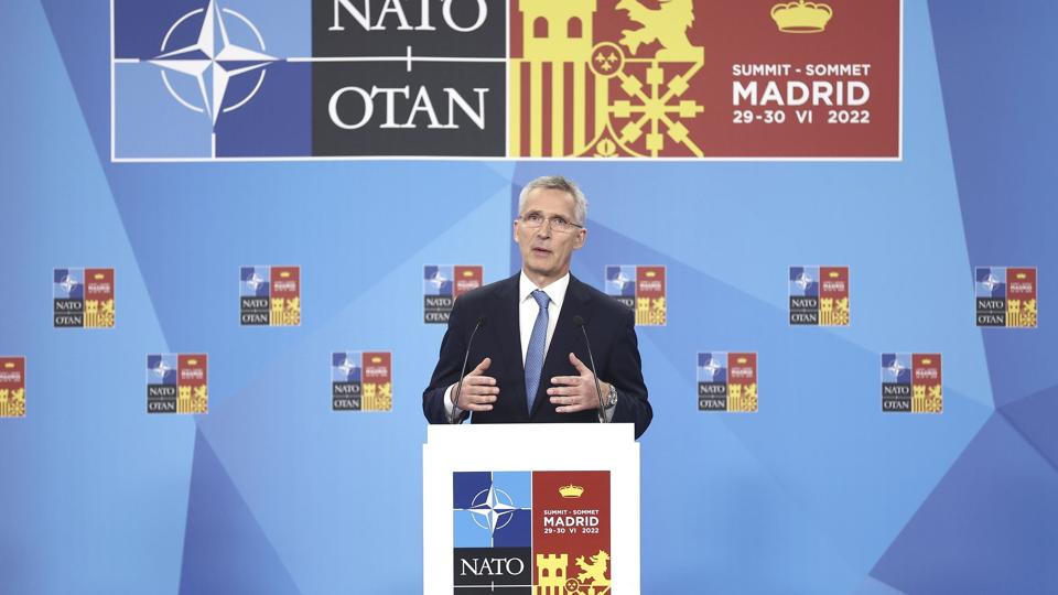 - Ukraine kan regne med os, så længe det varer, siger Nato-generalsekretær Jens Stoltenberg på pressemøde efter en session med alliancens stats- og regeringschefer i Madrid onsdag. <i>Europa Press/E. Parra. Pool/Ritzau Scanpix</i>