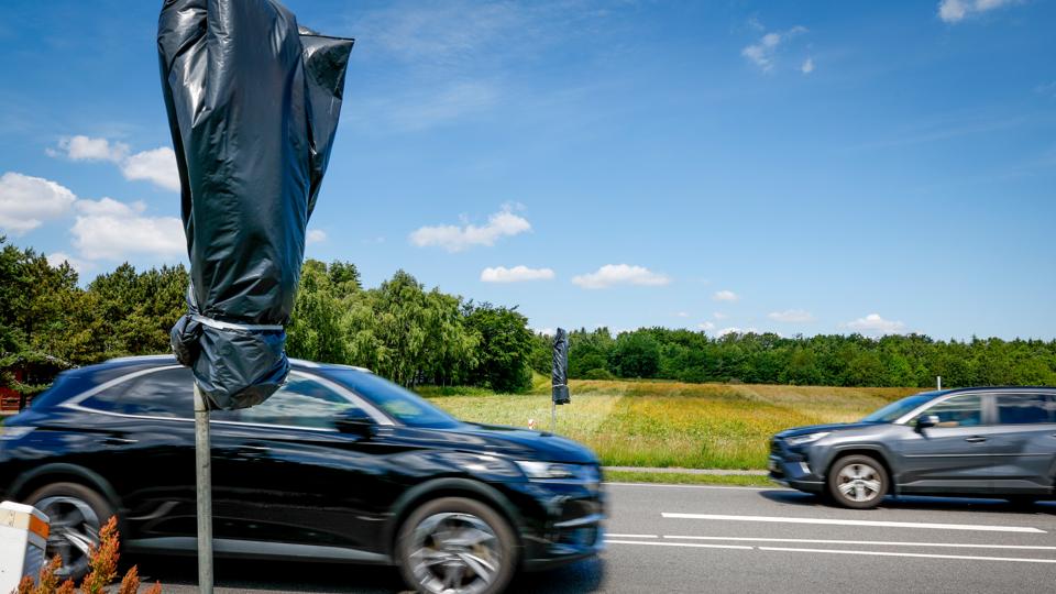 Lige nu er de pakket væk i sort plastik, men planen er, at de midlertidige lyssignaler skal bidrage til at øge trafiksikkerheden på strækningen ved Nibe Festival <i>Foto: Martél Andersen</i>