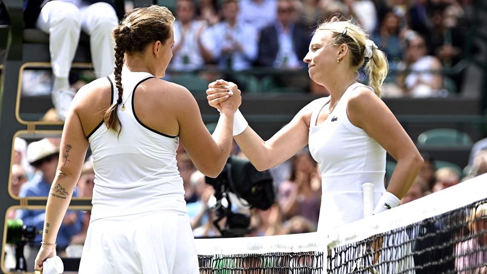 Jule Niemeier (til venstre) overraskede og besejrede verdens nummer tre, Anett Kontaveit, i anden runde ved Wimbledon. <i>Toby Melville/Reuters</i>