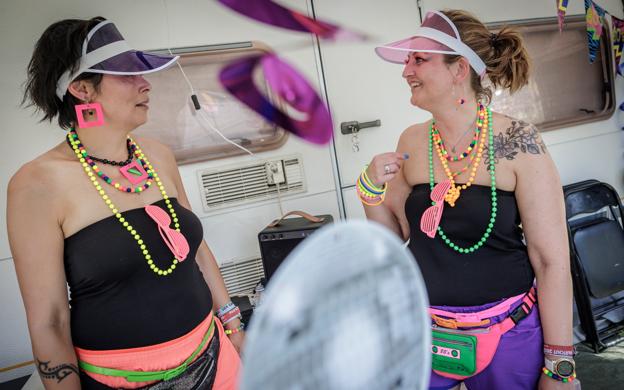 - Vi forlader ikke campen uden kasket på, siger Tina Kobbergaard (th.). <i>Foto: Martin Damgård</i>