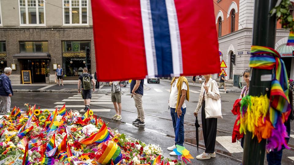 Folk har lagt blomster og pride-flag efter et masseskyderi natten til lørdag uden for London pub i Oslos centrum. Ved skyderiet blev to dræbt og 21 andre såret. <i>Javad Parsa/Ritzau Scanpix</i>