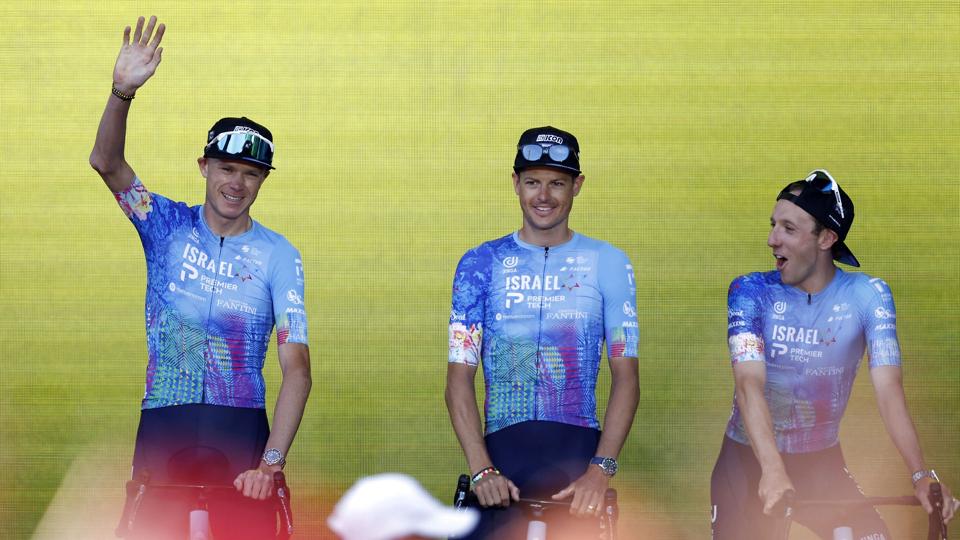 Jakob Fuglsang (i midten) på scenen i Tivoli under holdpræsentationen onsdag aften. <i>Gonzalo Fuentes/Reuters</i>