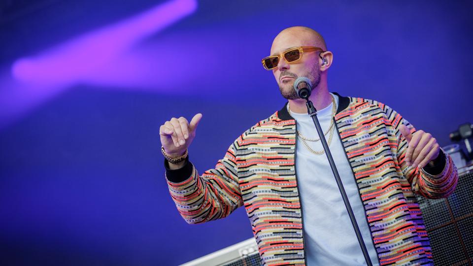 Suspekt måtte onsdag aften undvære deres enorme sceneshow på Nibe Festival. Festivalen måtte vælge mellem Suspekts eller Black Eyed Peas enorme lys-setup. <i>Foto: Martin Damgård</i>
