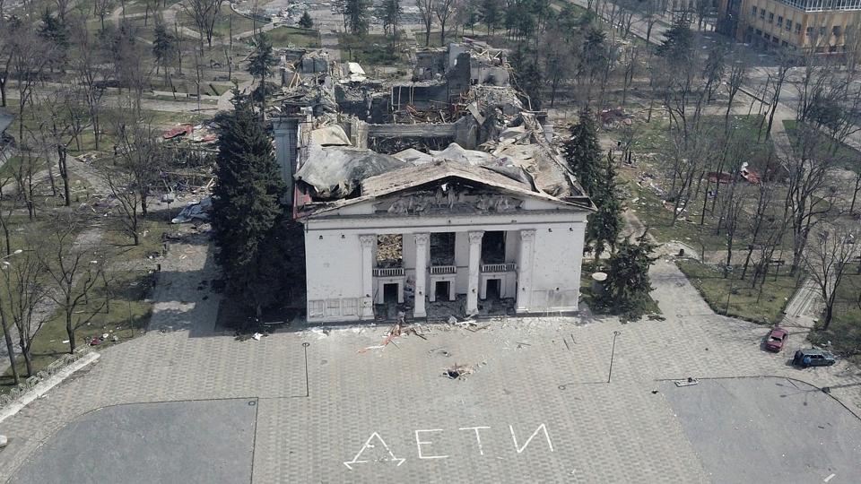 Teatret i Mariupol blev totalødelagt af russiske missiler, konkluderer Amnesty International. På gårdpladsen ses det russiske ord for børn skrevet i det kyrilliske alfabet. (Arkivfoto). <i>Staff/Reuters</i>
