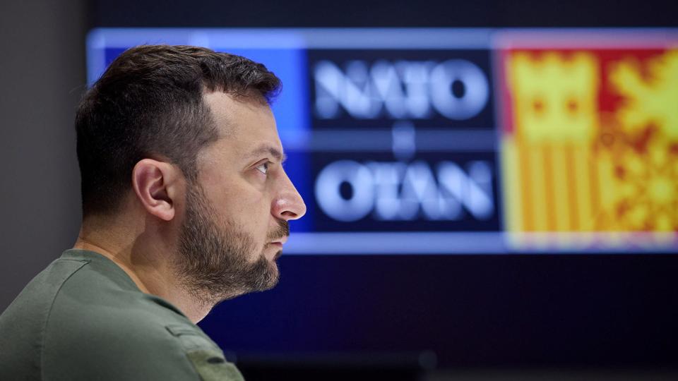 Ukraine har brudt landets diplomatiske bånd med Syrien, efter at den syriske regering har anerkendt de ukrainske republikker Luhansk og Donetsk som uafhængige, oplyser præsident Volodymyr Zelenskyj. <i>Ukrainian Presidential Press Ser/Reuters</i>
