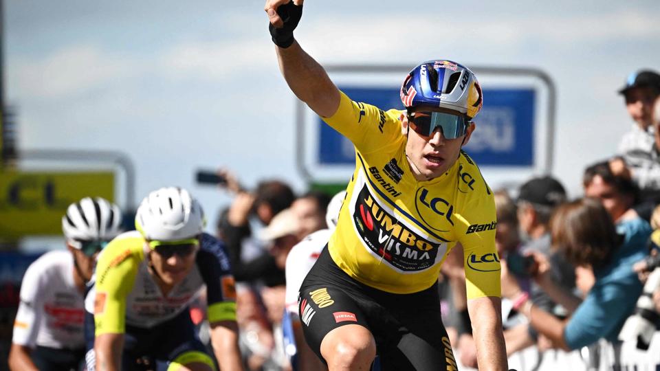 Wout Van Aert går målrettet efter at tage den gule trøje på etaperne i Danmark. (Arkivfoto). <i>Marco Bertorello/Ritzau Scanpix</i>