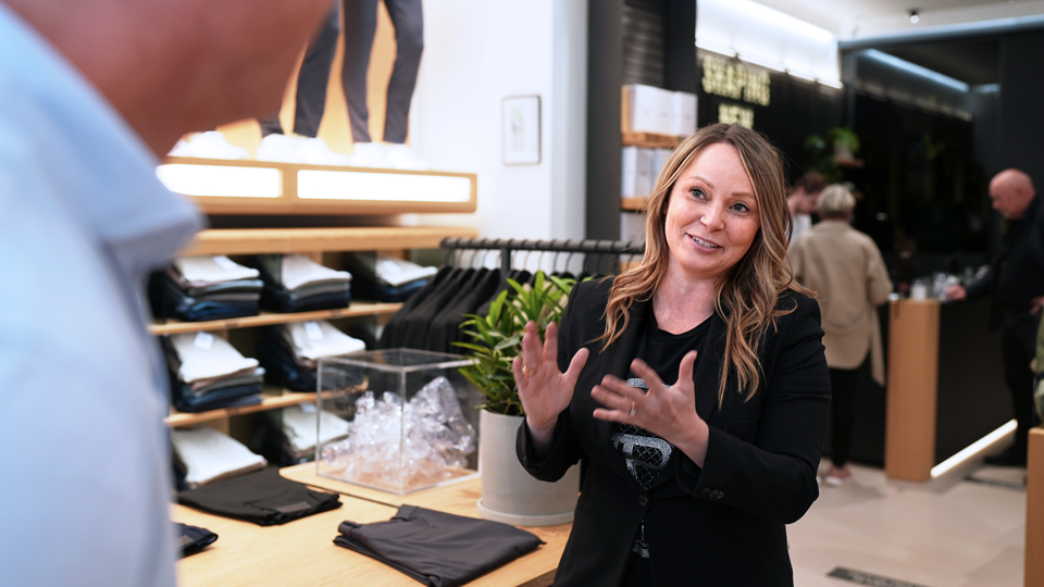 Maj Kær i samtale med Dannie Posborg Frederiksen, som er Store Manager i butikken på Østerågade i Aalborg. <i>Foto: Caroline Bundgaard</i>