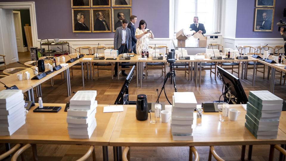 Minkkommissionens beretning blev afleveret til Granskningsudvalget i Folketinget torsdag formiddag. <i>Mads Claus Rasmussen/Ritzau Scanpix</i>
