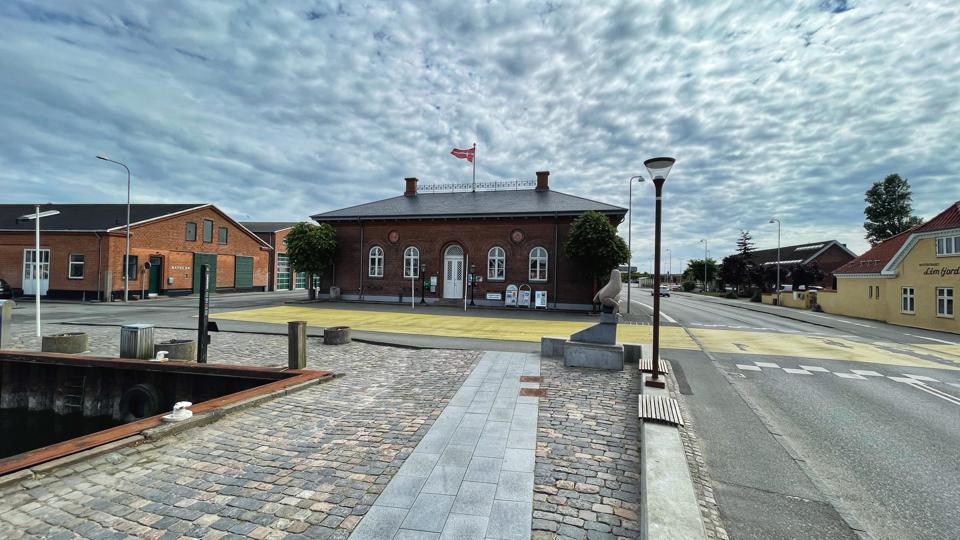Den omstridte toldbygning i Nykøbing skifter måske funktion fra turistbureau til destilleri. <i>Foto: Morsø Kommune</i>