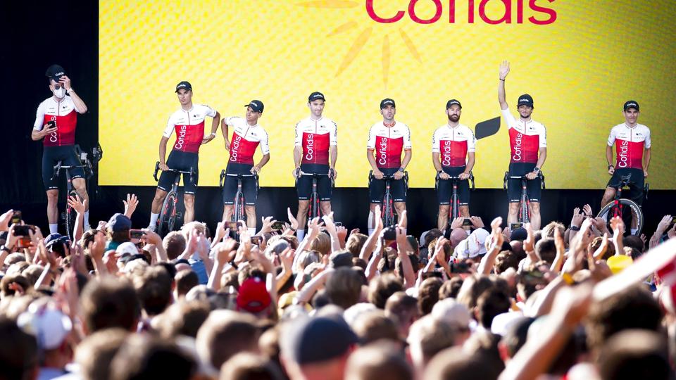 Rytterne fra Cofidis blev præsenteret i Tivoli onsdag, og her var Bryan Coquard med oppe på scenen. Torsdag er han ude af Tour de France grundet corona. <i>Liselotte Sabroe/Ritzau Scanpix</i>
