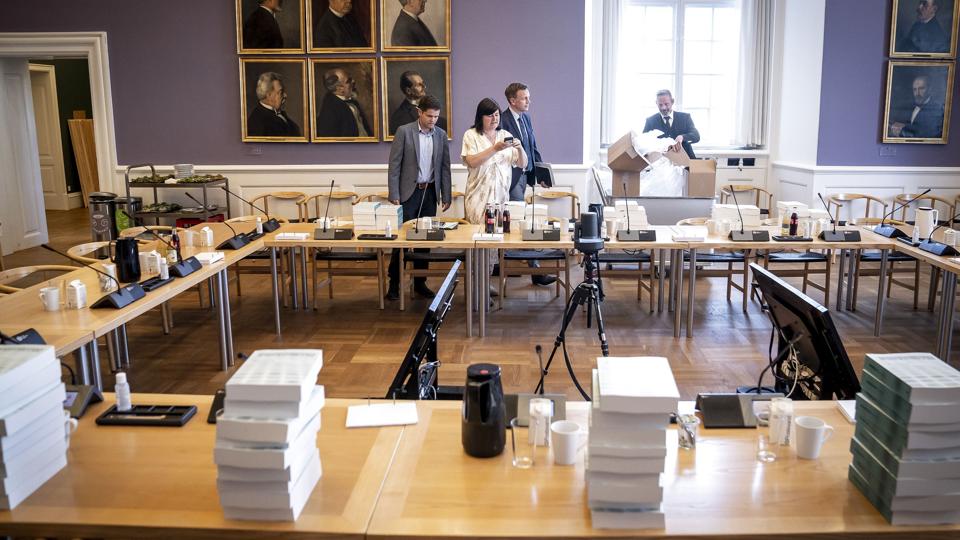 Møde i Folketingets Granskningsudvalg, hvor Minkkommissionens beretning afleveres på Christiansborg. <i>Mads Claus Rasmussen/Ritzau Scanpix</i>