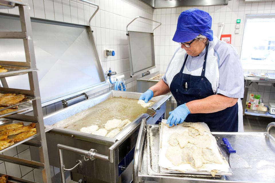 Madservice Aalborg producerer mad til flere tusind ældre, og her mærker man tydeligt, at priserne er steget.  <i>Foto: Torben Hansen</i>