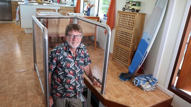 Hudbåden er på (mindst) to etager og målet 5 x 15 meter med to soveværelser, badeværelse med vaskesøjler, køkkenstyrrum, spiseafdeling og opholdsstue. <i>Foto: Bente Poder</i>