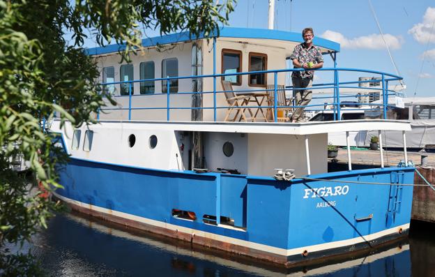 Båden ligger godt øst-vest og modtager morgenens solstråler på agterdækket. <i>Foto: Bente Poder</i>
