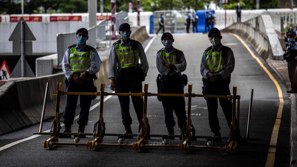 Der var politi og sikkerhedsfolk over alt, da Kinas præsident, Xi Jinping, torsdag besøgte Hongkong. Han erklærede ved ankomsten på sit sjældne besøg, at den tidligere britiske kronkoloni "har rejst sig af asken". <i>Isaac Lawrence/Ritzau Scanpix</i>