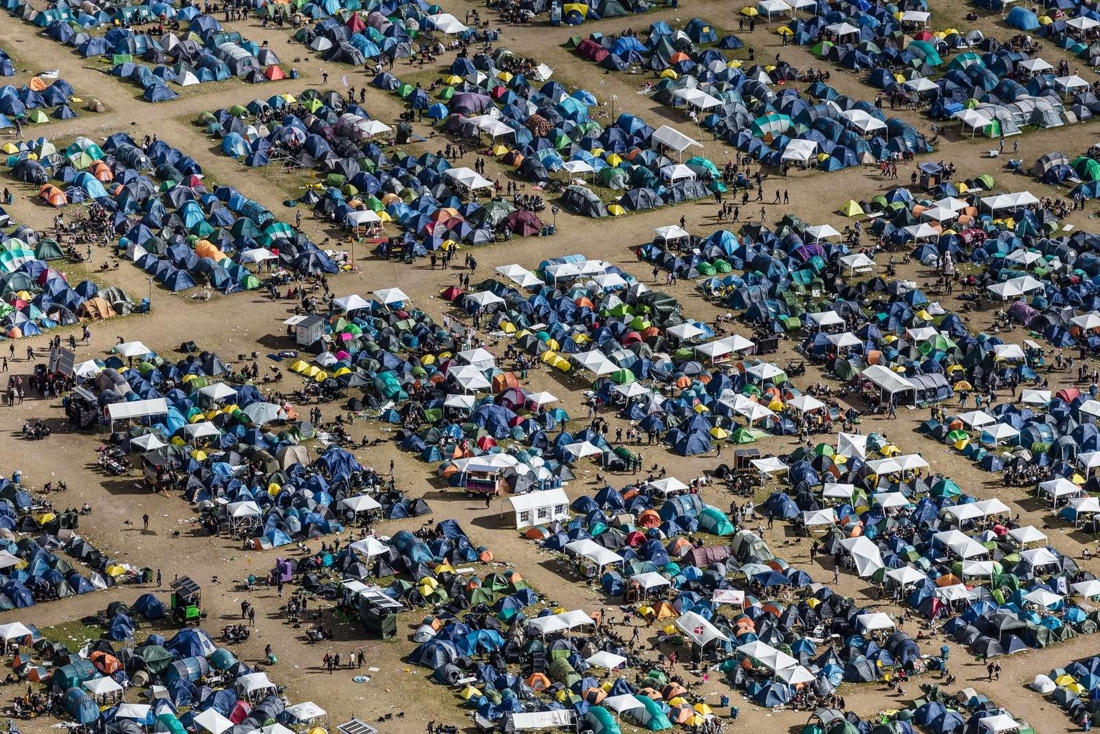 optager forstyrrelse Kritisk Roskilde Festival gør op med brug-og-smid-væk-kultur: "Lej dine  plastprodukter, så vi kan bruge pavilloner og telte igen"