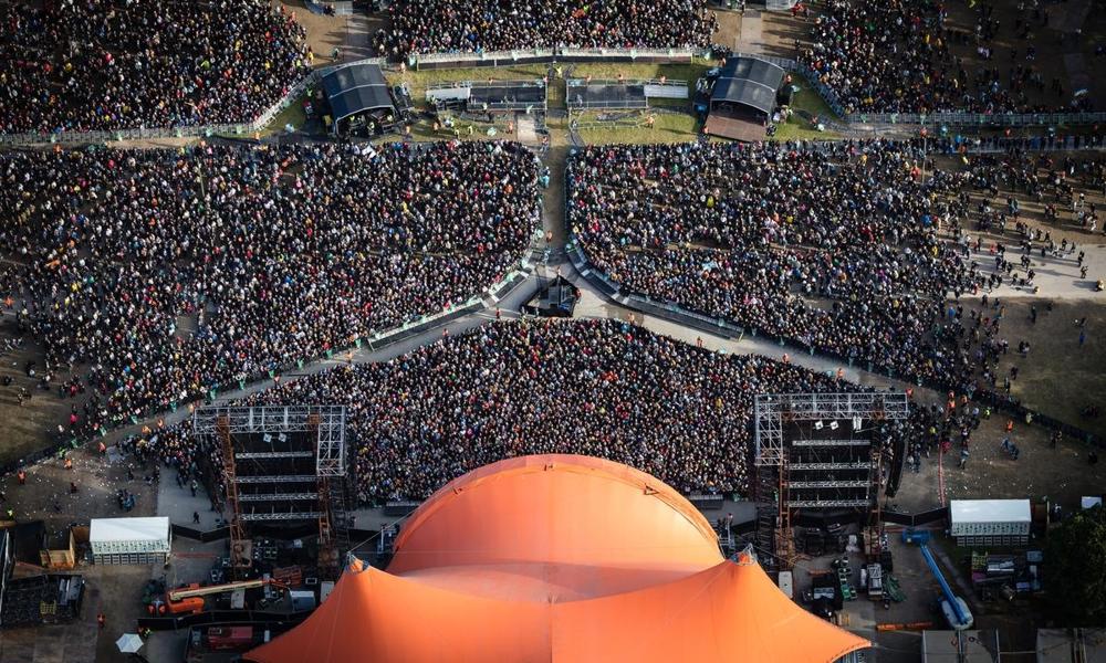 130.000 mennesker er samlet på årets festival. Det genererer en masse skrald.