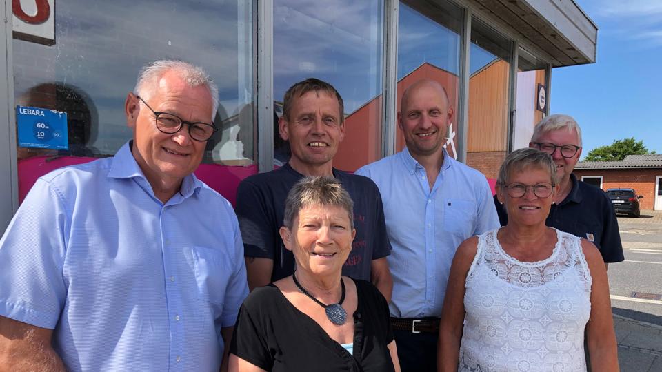 Henrik Agesen (tv) sammen med Johnni Jacobsen, Dennis Stjernholm Isaksen, Henrik Styrbæk, Sanne Abildgaard og Else Myrup Kristensen fra arbejdsgruppen, som har til formål at sørge for, at der atter kommer en købmand i byen. Hanne Jørgensen, Niels Jørgen Pretzmann og Richard Kristensen er ligeledes med i arbejdsgruppen. <i>Foto: Pernille Damsgaard</i>