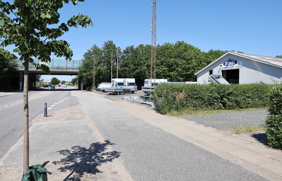 Et politisk flertal vil sætte gang i en udvidelse af bydelscentret, så der kan placeres en ny dagligvarebutik op mod motorvejsbroen. <i>Foto: Bente Poder</i>