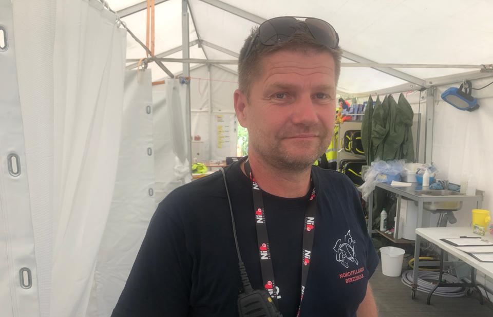 Når der er de her 25 grader, og man ligger ude i solen og måske er lidt bagstiv, skal man være ekstra opmærksom, for det er ikke en god kombination, siger Jens Korsgaard. <i>Foto: Julian Drud Sørensen</i>